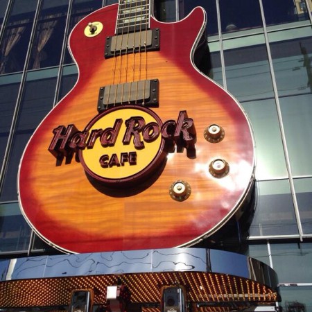 Hard Rock Cafe LA 入り口にポスター貼ってありますね！